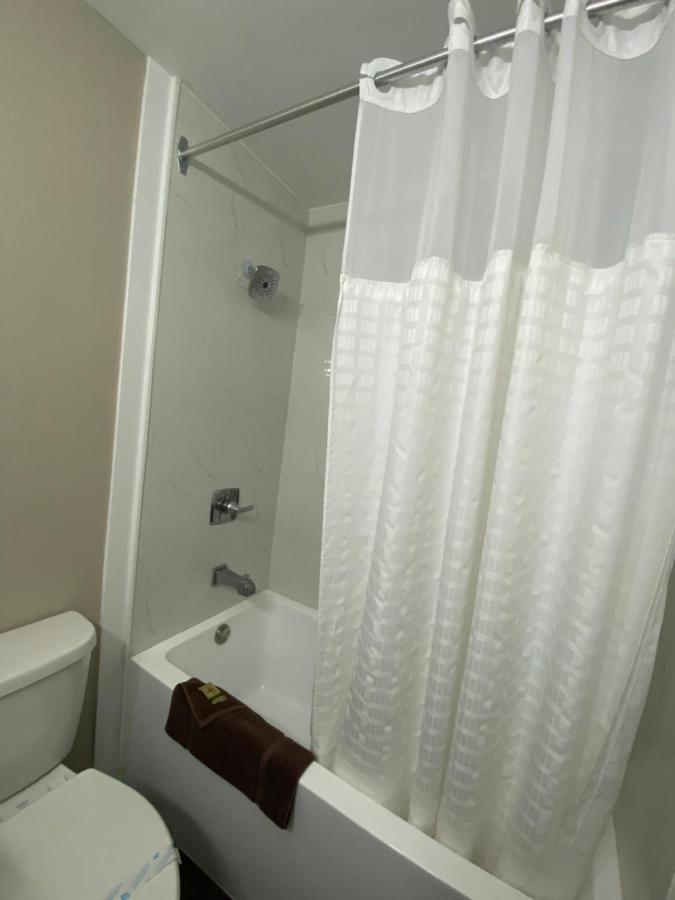 Imperial Motel 100 Mile House Экстерьер фото