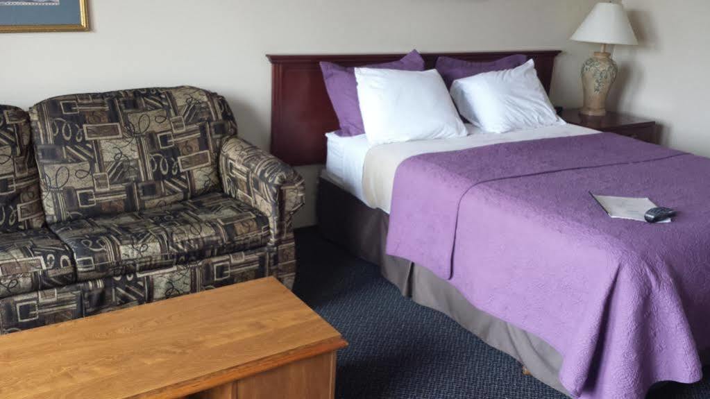 Imperial Motel 100 Mile House Экстерьер фото