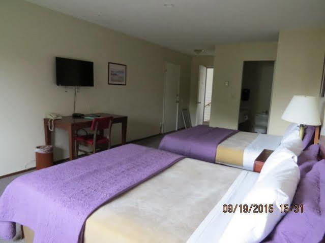 Imperial Motel 100 Mile House Экстерьер фото